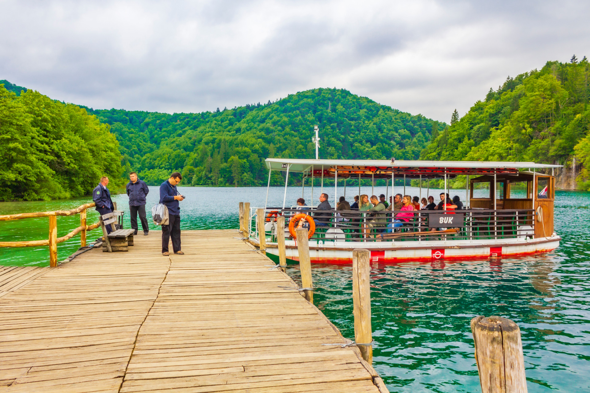 Mit dem Elektroboot über den Lake Kocjak Plitvicer Seen Nationalpark