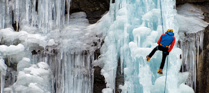 Eisklettern am gefrorenen Wasserfall