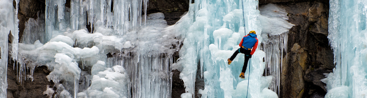 Eisklettern am gefrorenen Wasserfall